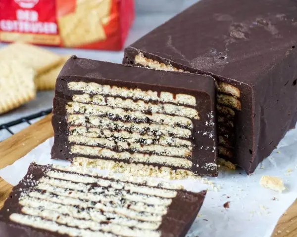 Schokoladenkuchen mit Keksen, ein köstliches kalter hund omas rezept.