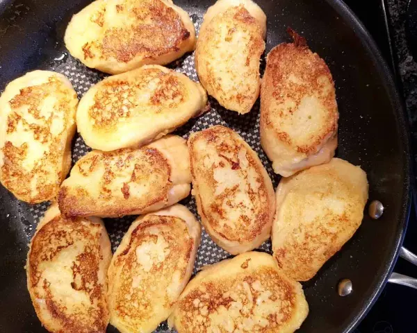 Arme Ritter Rezepte: goldbraun gebratene Scheiben Brot in einer Pfanne, bereit zum Genuss.