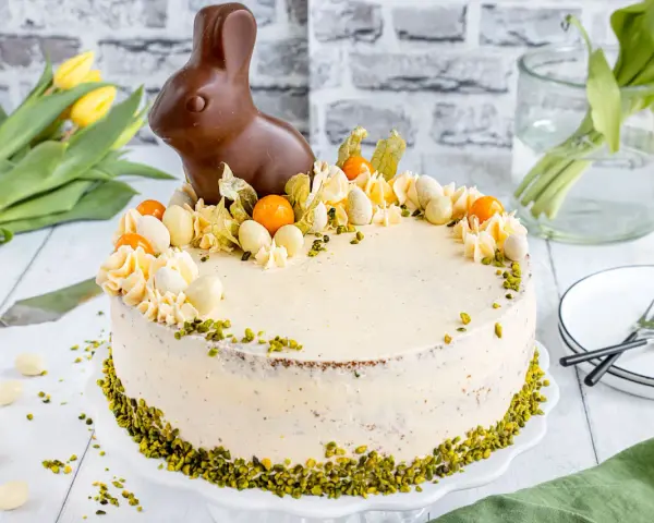 Oster-Torte mit Schokohase, bunten Eiern und Physalis. Eine ostertorte schnell und einfach dekoriert, perfekt für das Osterfest.