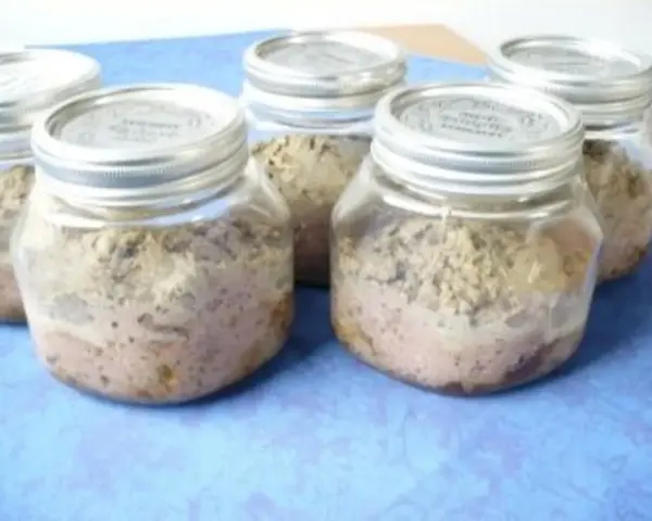 Sechs Gläser mit selbstgemachter Leberwurst, bereit zum Einkochen.