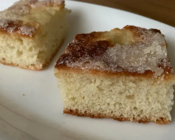 Zwei Stücke saftiger Zuckerkuchen, perfekt für ein schnelles zuckerkuchen rezept.
