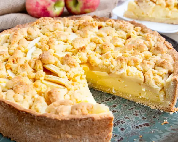 Omas weltbester Apfelkuchen mit Vanillepudding, ein saftiger Genuss mit knuspriger Streuselhaube und cremiger Füllung.