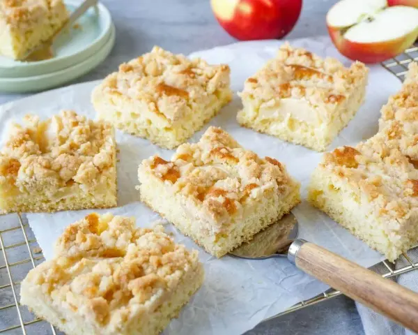Saftiger Kuchen mit Apfelmus und Streuseln, frisch gebacken und bereit zum Genießen.