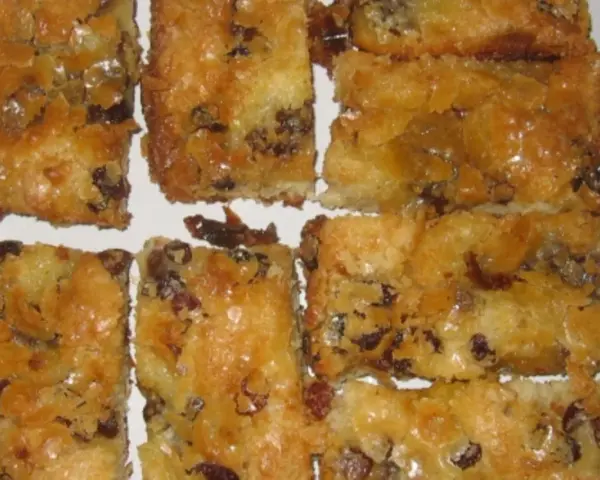Süße DDR Zuckerkuchen-Stücke mit Rosinen, goldbraun gebacken und glänzend.