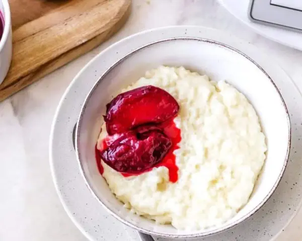 Cremiger Milchreis, zubereitet im Thermomix, mit fruchtigem Kompott. Ein Genuss!