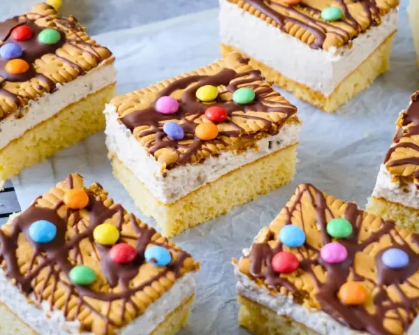 Bunte Geburtstagskuchen für Kinder, dekoriert mit Keksen, Schokolade und bunten Smarties. Ein süßer Traum für jede Party!