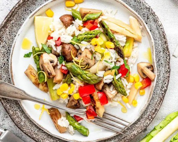 Reisgericht mit Pilzen, Spargel, Mais und Paprika. Eine köstliche Inspiration für Ihre nächsten Champignons Rezepte.