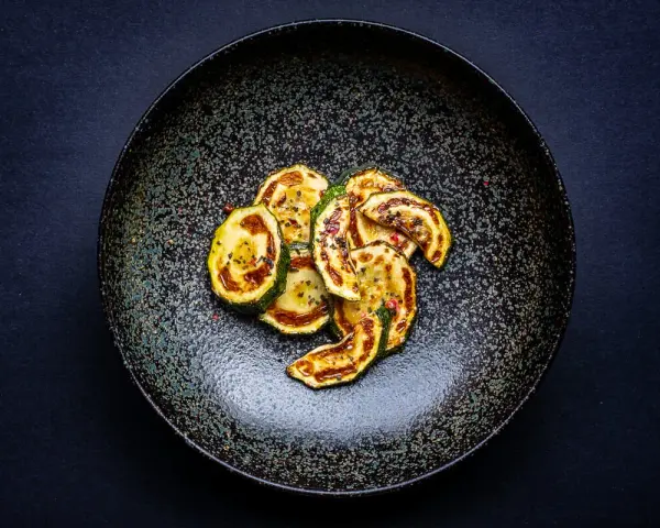 Gegrillte Zucchinischeiben mit Gewürzen, perfekt zubereitet für den Zucchini braten Genuss.