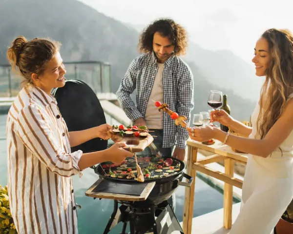 Freunde genießen ein Grillfest mit Gemüse-Spießen, das an einen Maggi Salat erinnert.