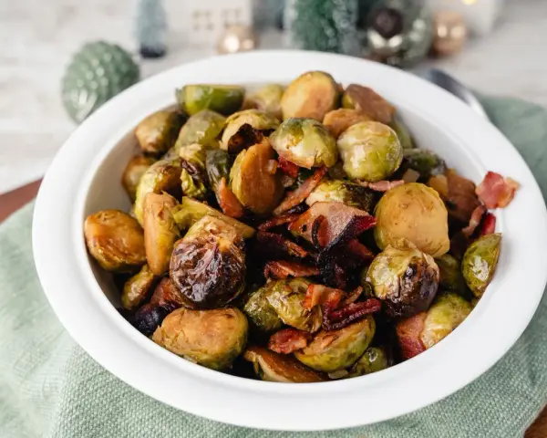 Gerösteter Rosenkohl mit Speck, wie Oma ihn zubereitet. Ein Festessen, das Erinnerungen weckt.
