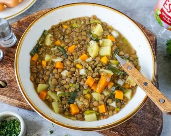 Herzhafte Linsensuppe mit Kartoffeln und Karotten, ein Klassiker unter den Linsen Rezepten.