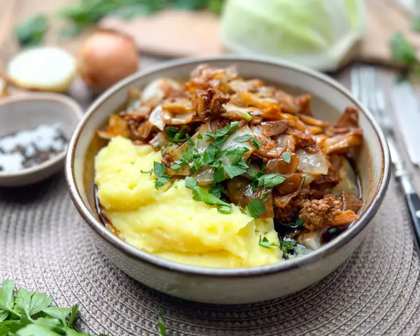 Herzhaftes Schmorkohl-Rezept mit Kartoffelpüree und frischer Petersilie. Ein deftiges Gericht, das zum Nachkochen einlädt.