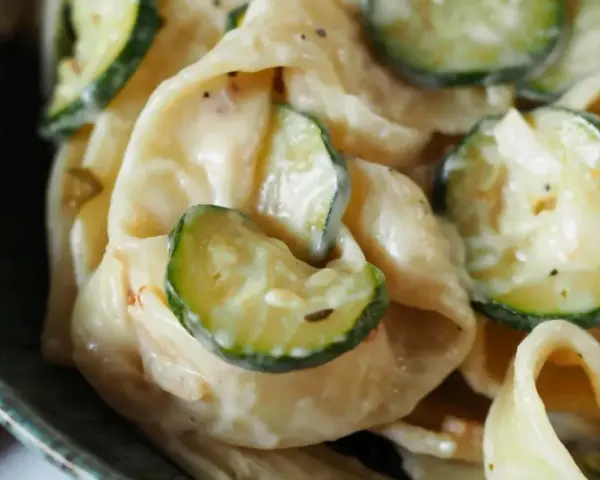 Cremige Pasta mit Zucchinischeiben, ein köstliches Gericht, das zeigt, wie vielseitig Zucchini Rezepte sein können.