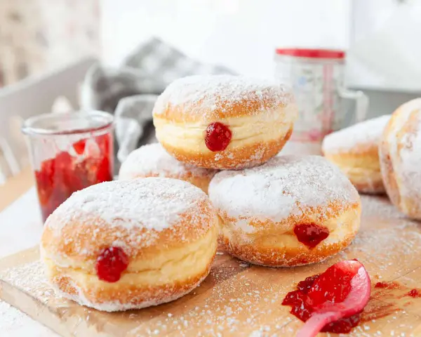 Frisch gebackene Krapfen im Airfryer, mit Puderzucker bestäubt und Marmelade gefüllt. Ein süßer Genuss!