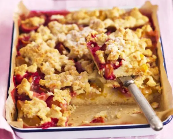 Ein saftiger Pflaumen-Streuselkuchen, perfekt für das prasselkuchen rezept. Die goldbraunen Streusel bedecken die fruchtige Füllung.