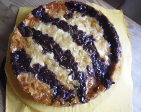 Ein köstlicher Hummelkuchen mit Schokolade und Mandeln, perfekt für das nächste Kaffeekränzchen. Dieses Hummelkuchen Rezept ist ein Genuss!