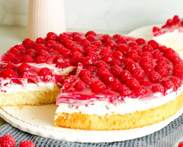 Ein saftiger, schneller Himbeerkuchen mit viel frischen Himbeeren und einer cremigen Schicht. Perfekt für jeden Anlass!