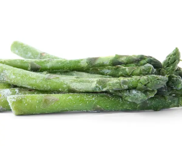 Ein Haufen gefrorenen Spargel, bereit zum Kochen.
