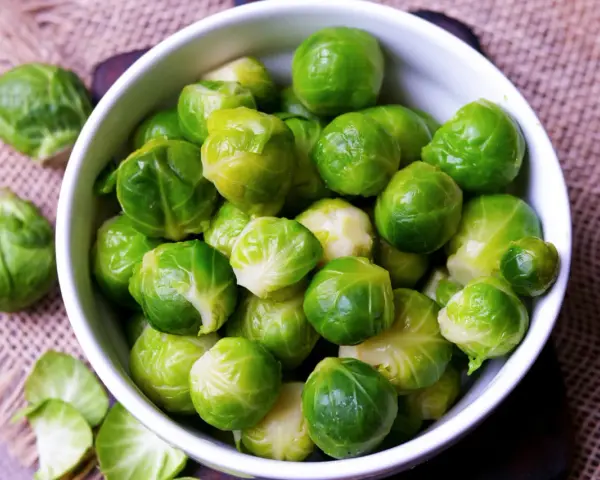 Frisch aus dem Gefrierfach: Ein Schüssel voll grüner Rosenkohl wartet darauf, zubereitet zu werden.