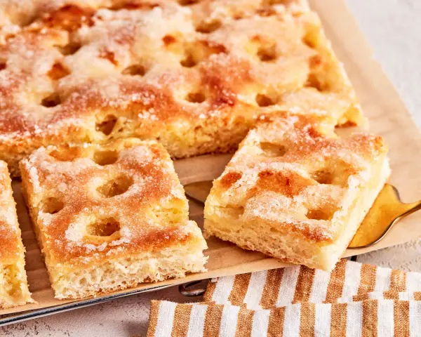 Saftiger Butter-Zuckerkuchen mit knuspriger Kruste und süßen Zuckerkristallen, perfekt für eine Kaffeepause.