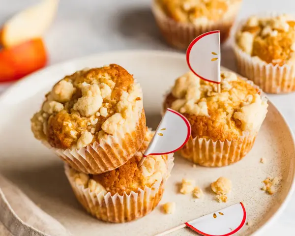 Saftige apfelmuffins mit knusprigem Streusel, dekoriert mit süßen Apfel-Ansteckern. Ein Genuss für jeden Tag!