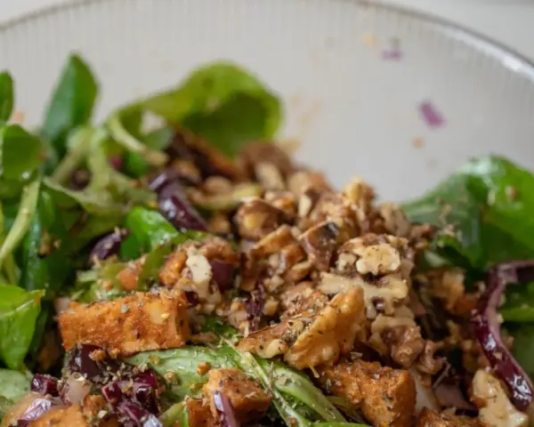 Leckerer Feldsalat mit gebratenem Tofu, Walnüssen und roten Zwiebeln. Ein einfaches Feldsalat Rezept für jeden Tag.