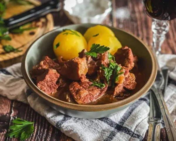 Herzhaftes Kalbsgulasch mit Kartoffeln, ein köstliches Rezept für ein deftiges Essen.