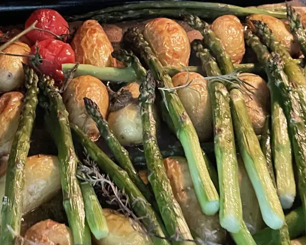 Gerösteter Spargel mit Kartoffeln und Tomaten, ein köstliches Gericht, das sich gut für zitronenmelisse rezepte eignet.