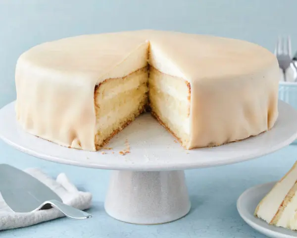 Eine köstliche bayrisch Creme Torte, glatt mit Marzipan überzogen, zeigt ihre saftigen Schichten.