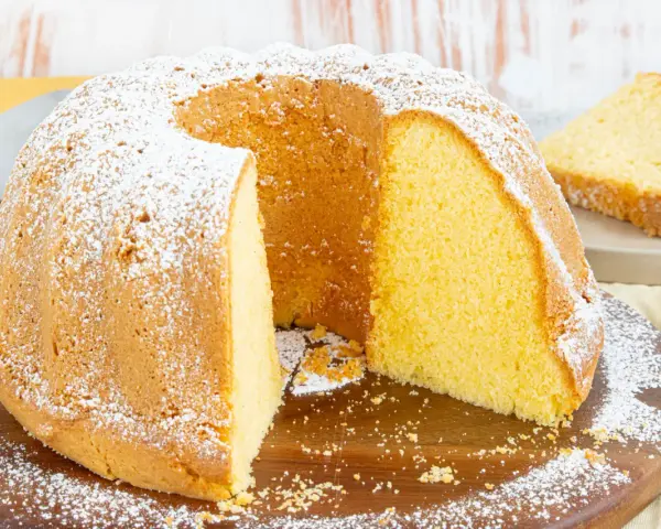 Ein saftiger Gugelhupf, bestäubt mit Puderzucker. Dieser Kuchen mit viel Eiern ist perfekt für jeden Anlass.