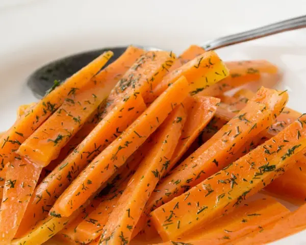 Gedünstete Karottenstreifen mit Dill, ein einfaches und leckeres Gericht, das sich gut für verschiedene Karotten Rezepte eignet.