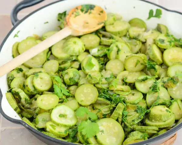 Frisch zubereitete zucchini pfanne mit Kräutern in einer Gusseisenpfanne, bereit zum Servieren.