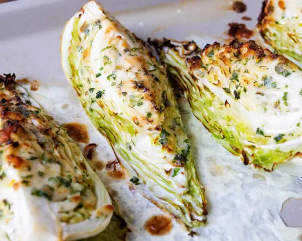 Gegrillte Spitzkohl-Spalten mit Kräutern und Käse, ein köstliches Gericht, das Lust auf mehr Spitzkohl Rezepte macht.