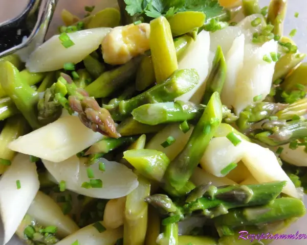Frischer Spargelsalat mit grünen und weißen Spargelstangen, verfeinert mit Schnittlauch. Ein leichtes und gesundes Spargelsalat Rezept.