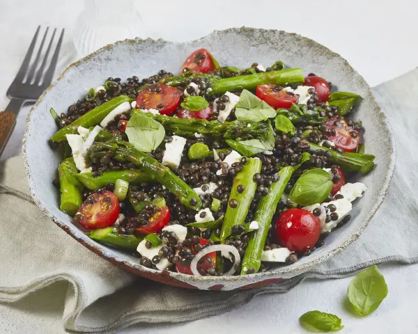 Ein bunter Salat mit braunen Linsen, Spargel, Kirschtomaten und Feta. Perfekt für ein leichtes Mittagessen oder als Beilage. Ein tolles braune Linsen Rezept!