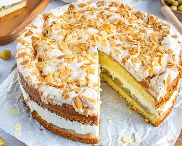 Ein köstlicher Stachelbeer Baiser Kuchen mit Mandelsplittern und einer luftigen Baiserhaube.