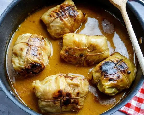 Fünf leckere Krautwickel im Topf, bereit für ein köstliches Krautwickel Rezept.