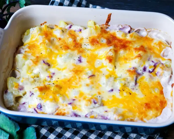 Kohlrabi Kartoffel Auflauf mit geschmolzenem Käse in einer Auflaufform, bereit zum Servieren.
