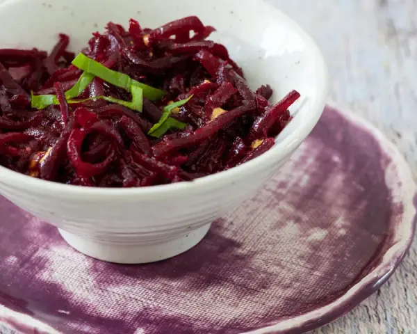 Rote Bete Salat nach Omas Art, ein herzhaftes Gericht mit fein geschnittenen Rote Bete, garniert mit frischen Kräutern.