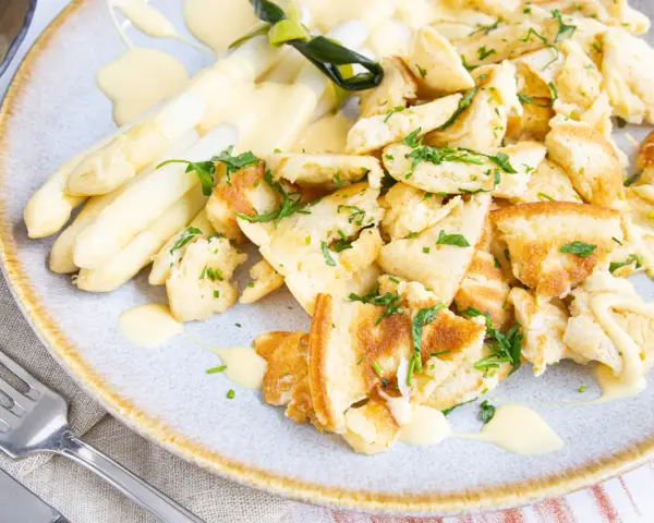 Spargel mit zerrupftem Brot und Sauce Hollandaise. Ein einfaches, aber köstliches kratzete rezept, garniert mit Petersilie.