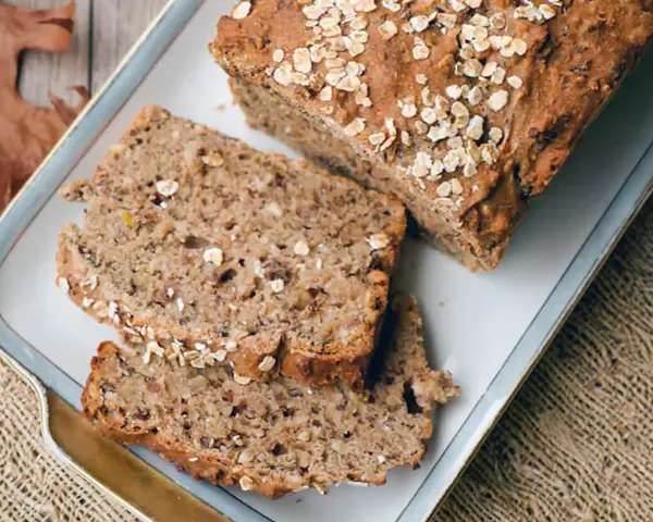 Ein rustikales Vollkornbrot mit Haferflocken, perfekt für ein einfaches Vollkornbrot Rezept.