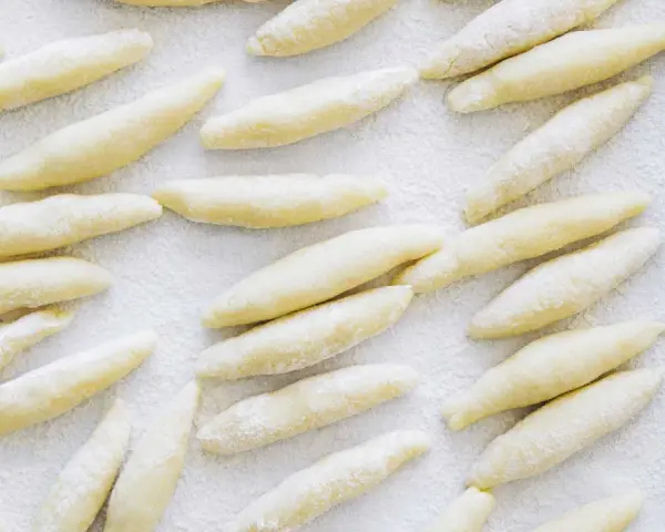 Frisch geformte Schupfnudeln, bereit für das Kochabenteuer. Dieses Schupfnudeln Rezept ist einfach und lecker.