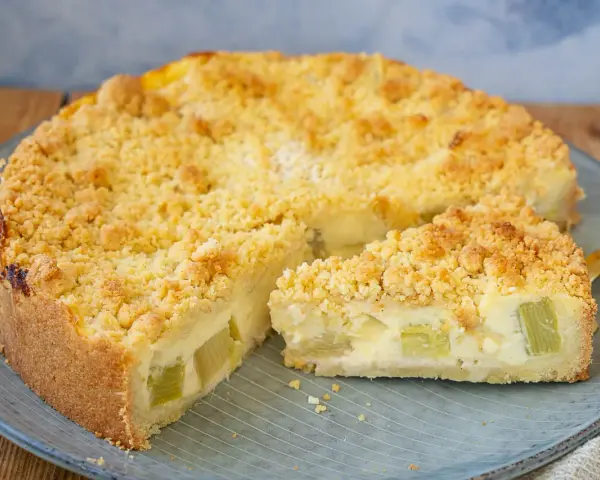 Ein köstlicher Rhabarberkuchen mit Pudding und Streuseln, perfekt für ein Rhabarberkuchen Rezept mit Pudding.