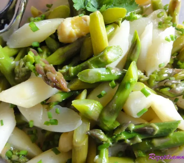 Frischer Spargelsalat mit grünen und weißen Spargelstangen, verfeinert mit Schnittlauch. Ein leichtes und gesundes Spargelsalat Rezept.