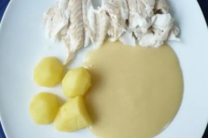 Gedünsteter Fisch mit Salzkartoffeln und einer cremigen Sauce. Ein einfaches kochfisch rezept für jeden Tag.