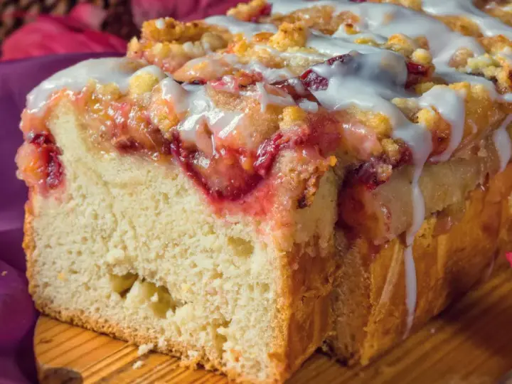 Saftiger Pflaumenkuchen in Kastenform, mit Streuseln und Zuckerguss überzogen, bereit zum Genießen.