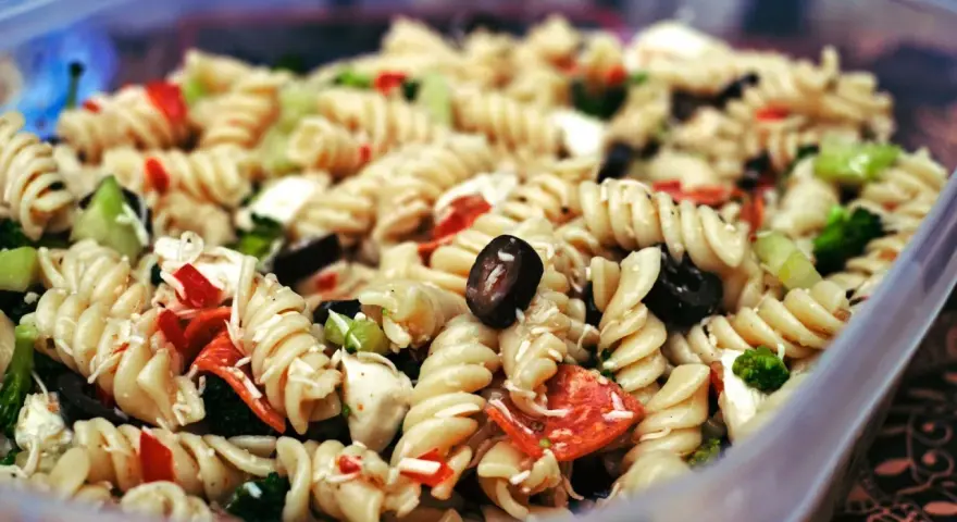 Bunter Nudelsalat mit Oliven, Paprika und Brokkoli, perfekt als Beilage zu salate zum grillen.