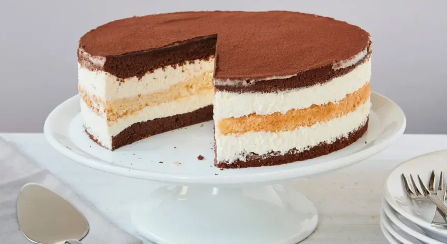 Ein köstlicher Vatertag Kuchen mit Schichten aus dunklem Schokoboden, cremiger Füllung und Kakaopulver. Perfekt für den besonderen Tag!