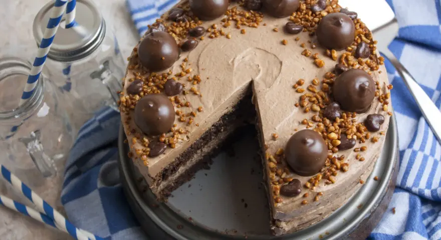 Schokoladige nougat torte mit Pralinen und Nüssen, bereit zum Genießen.