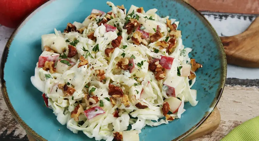 Ein einfaches Spitzkohlsalat Rezept mit Äpfeln und Walnüssen, garniert mit Petersilie. Frisch und lecker!